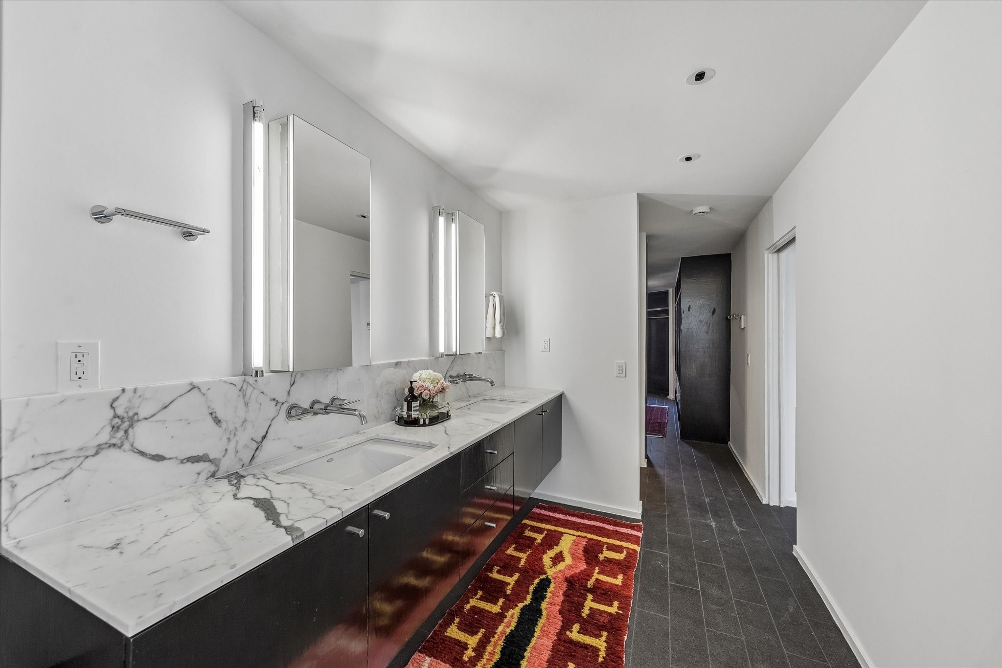 1007 Barkdull Street, Unit 4 Houston, TX 77006 - Photo 20 of 28 View of primary bath toward open walk in closet room.