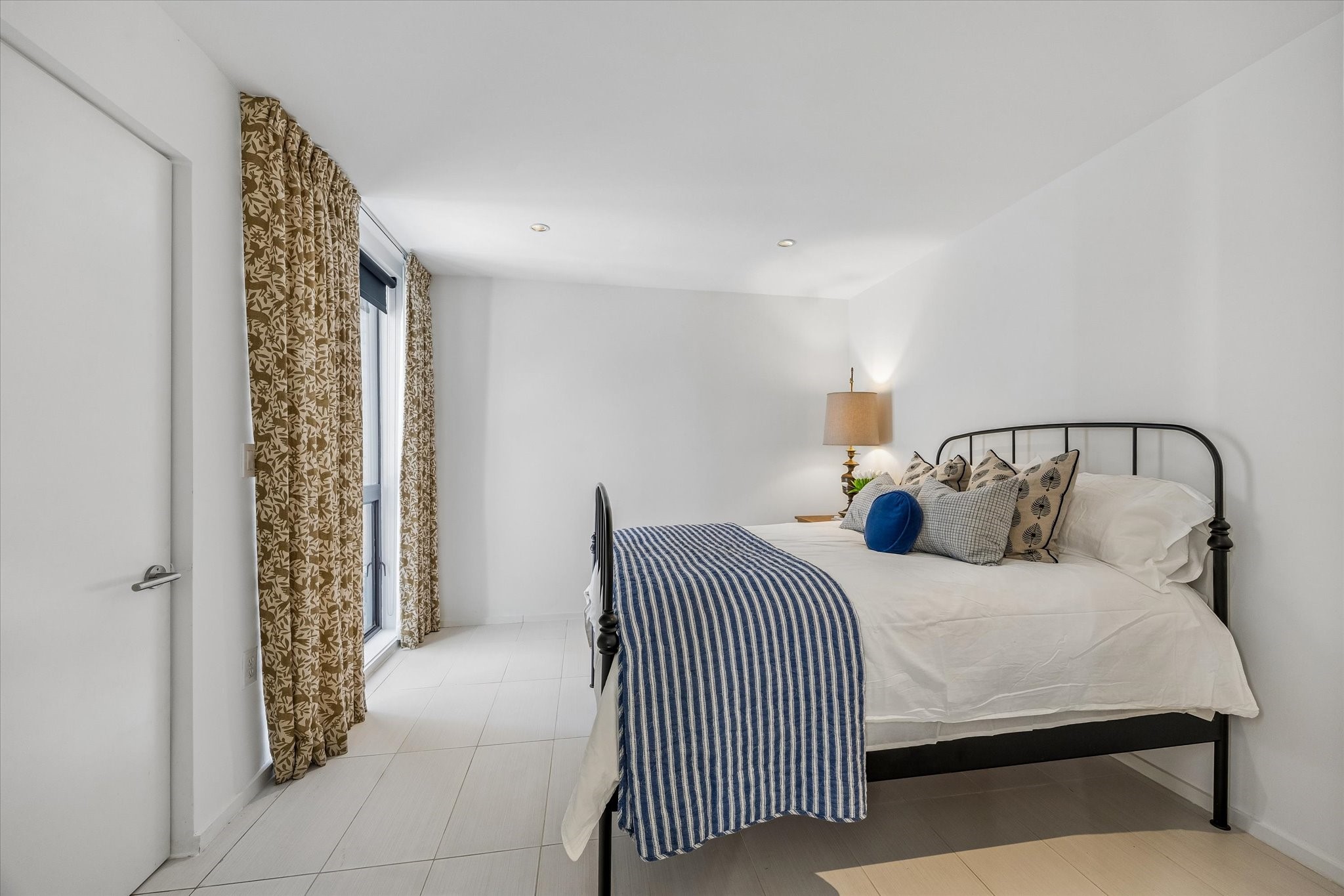 1007 Barkdull Street, Unit 4 Houston, TX 77006 - Photo 21 of 28 First floor secondary bedroom 1