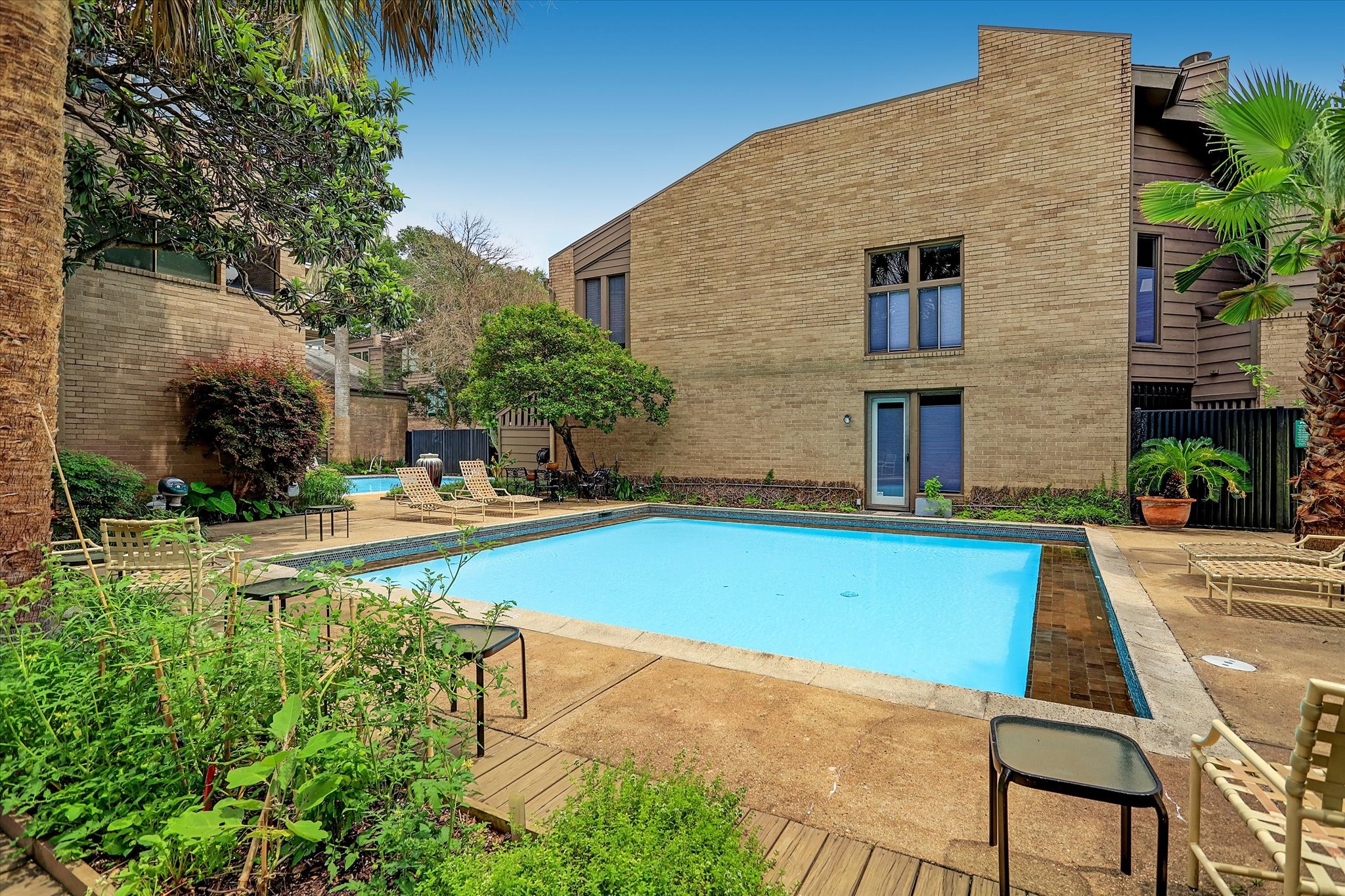 1007 Barkdull Street, Unit 4 Houston, TX 77006 - Photo 25 of 28 One of two area pools just steps away from the townhome.