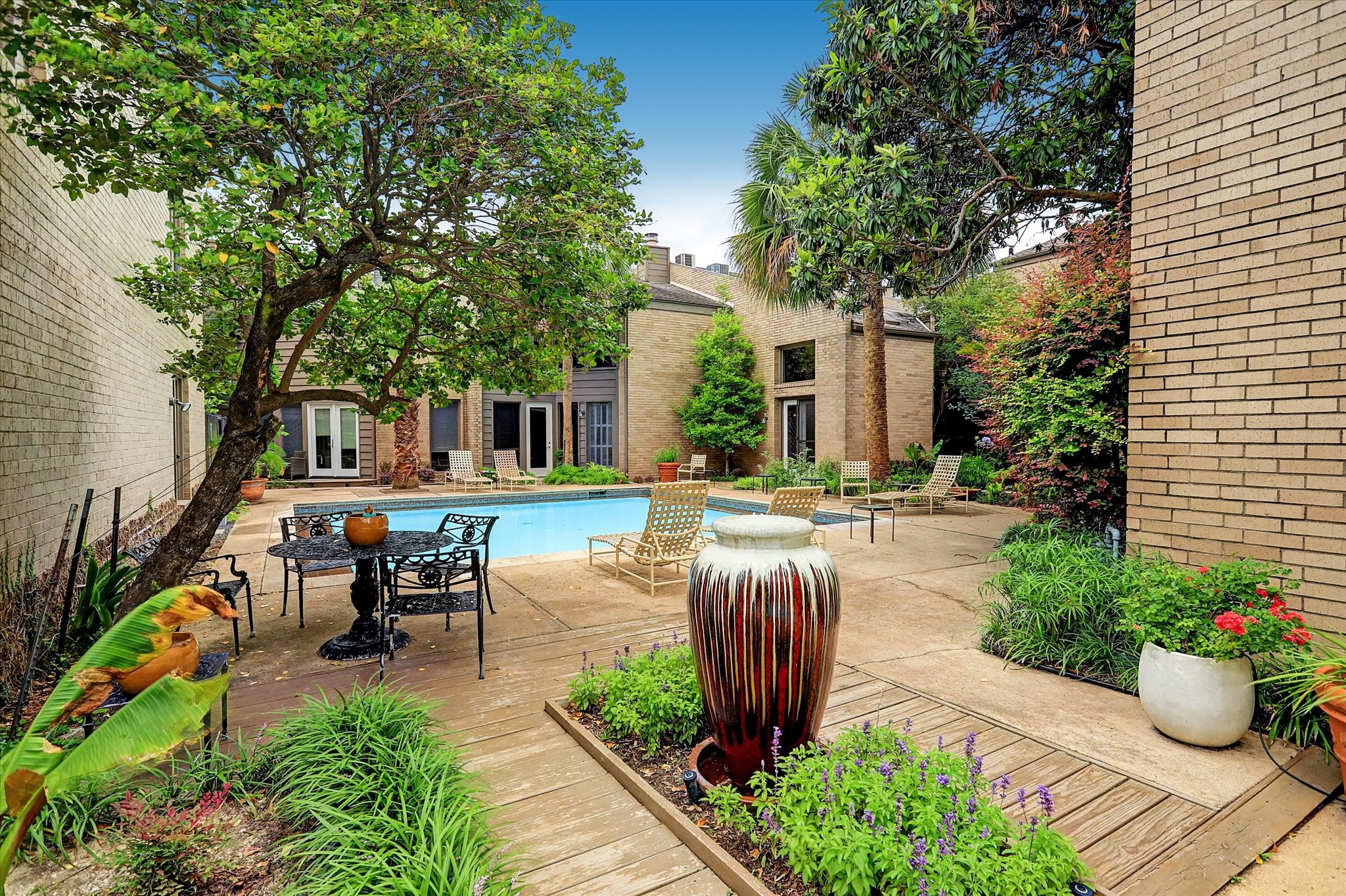 1007 Barkdull Street, Unit 4 Houston, TX 77006 - Photo 26 of 28 Community common area is beautifully maintained.