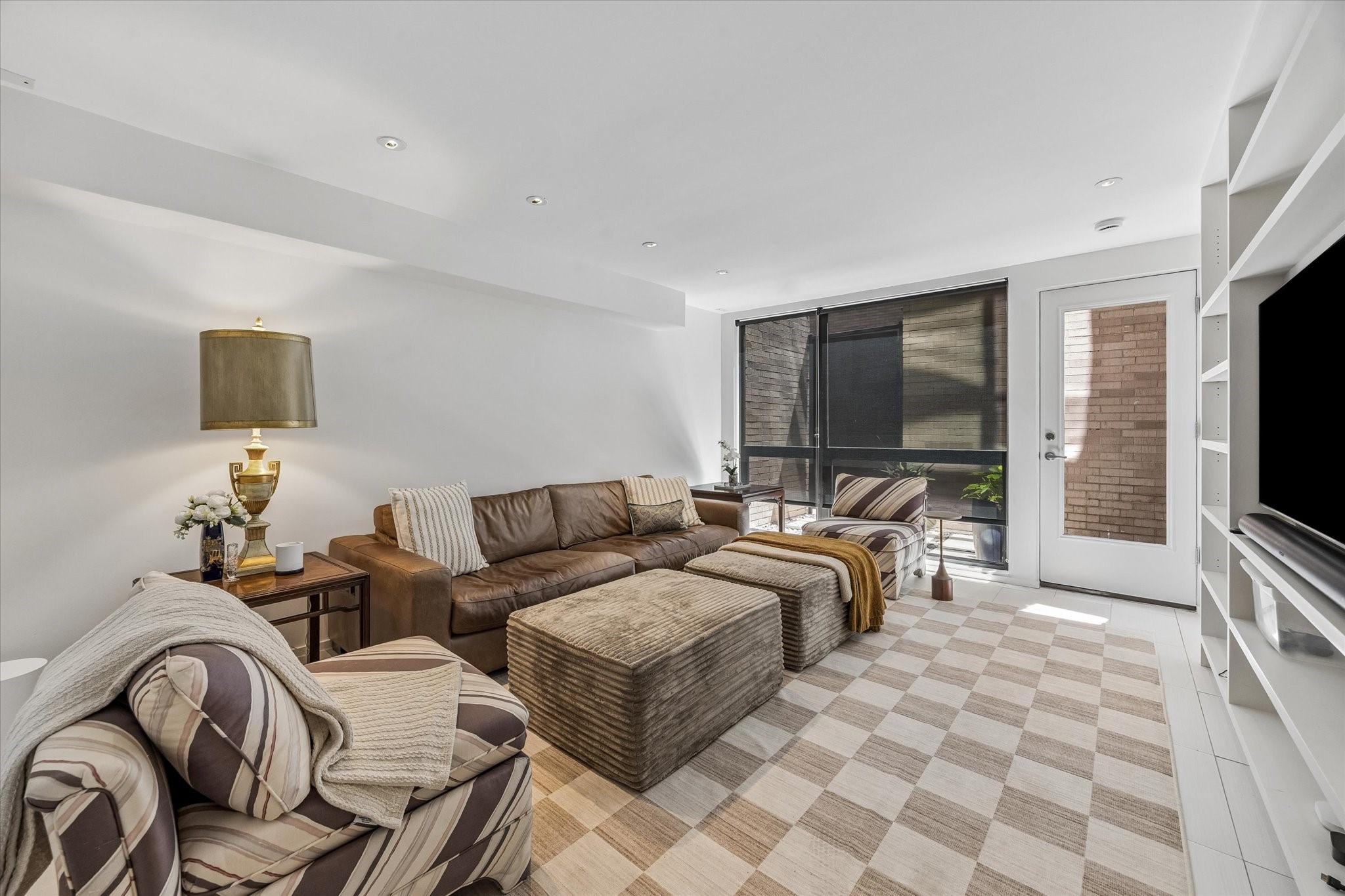 1007 Barkdull Street, Unit 4 Houston, TX 77006 - Photo 4 of 28 First floor den with access to private back patio.