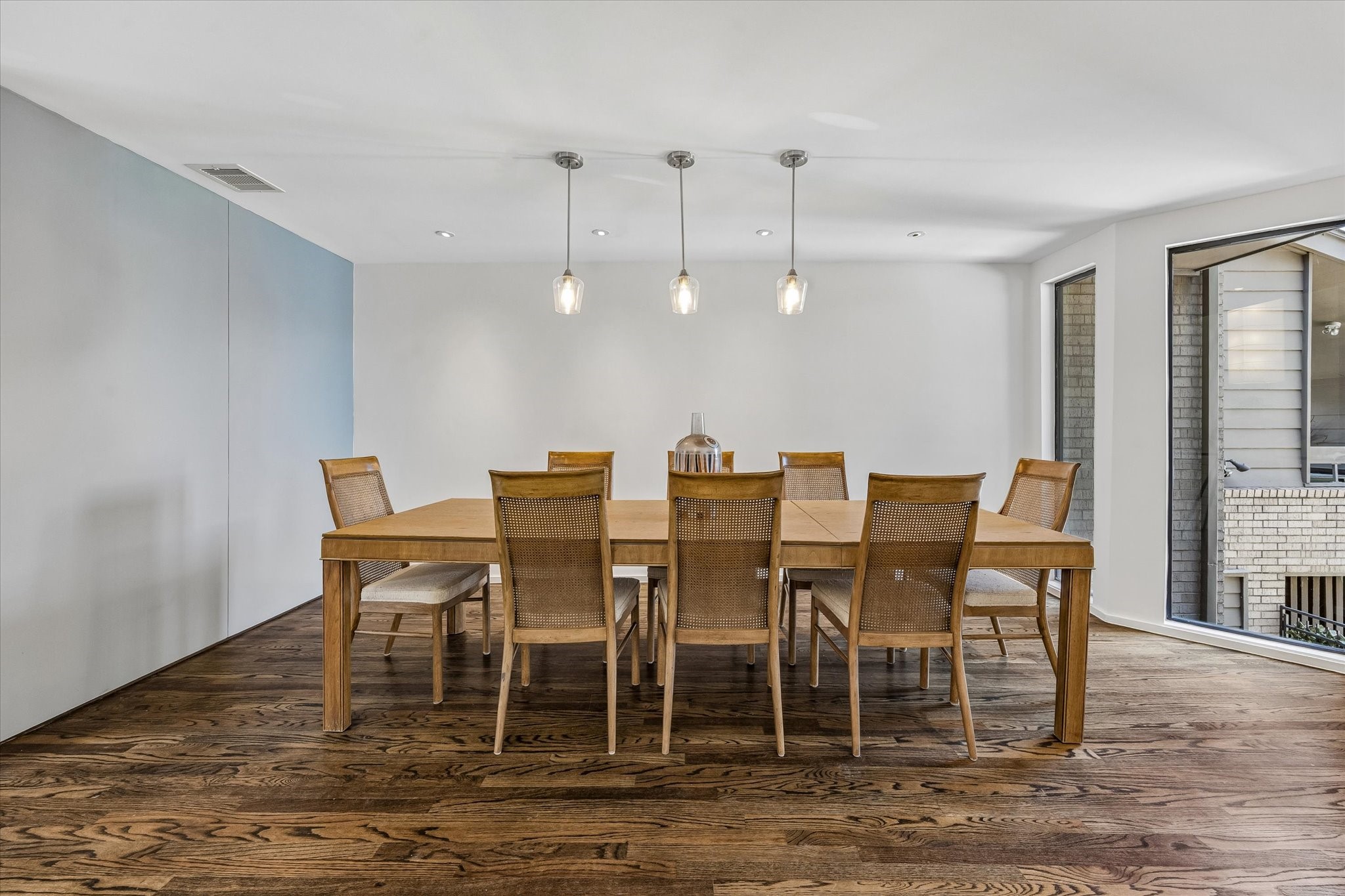 1007 Barkdull Street, Unit 4 Houston, TX 77006 - Photo 8 of 28 Dining Room can accommodate a large dining table and features modern pendant lighting.