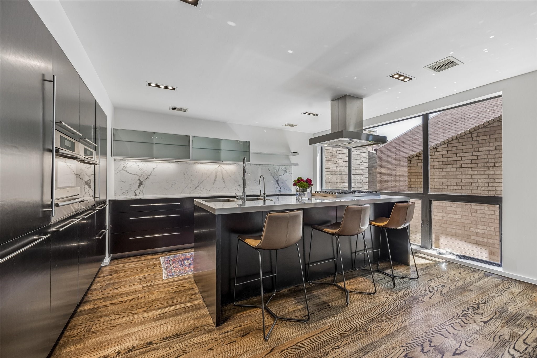 1007 Barkdull Street, Unit 4 Houston, TX 77006 - Photo 9 of 28 Fabulous kitchen with island bar seating.