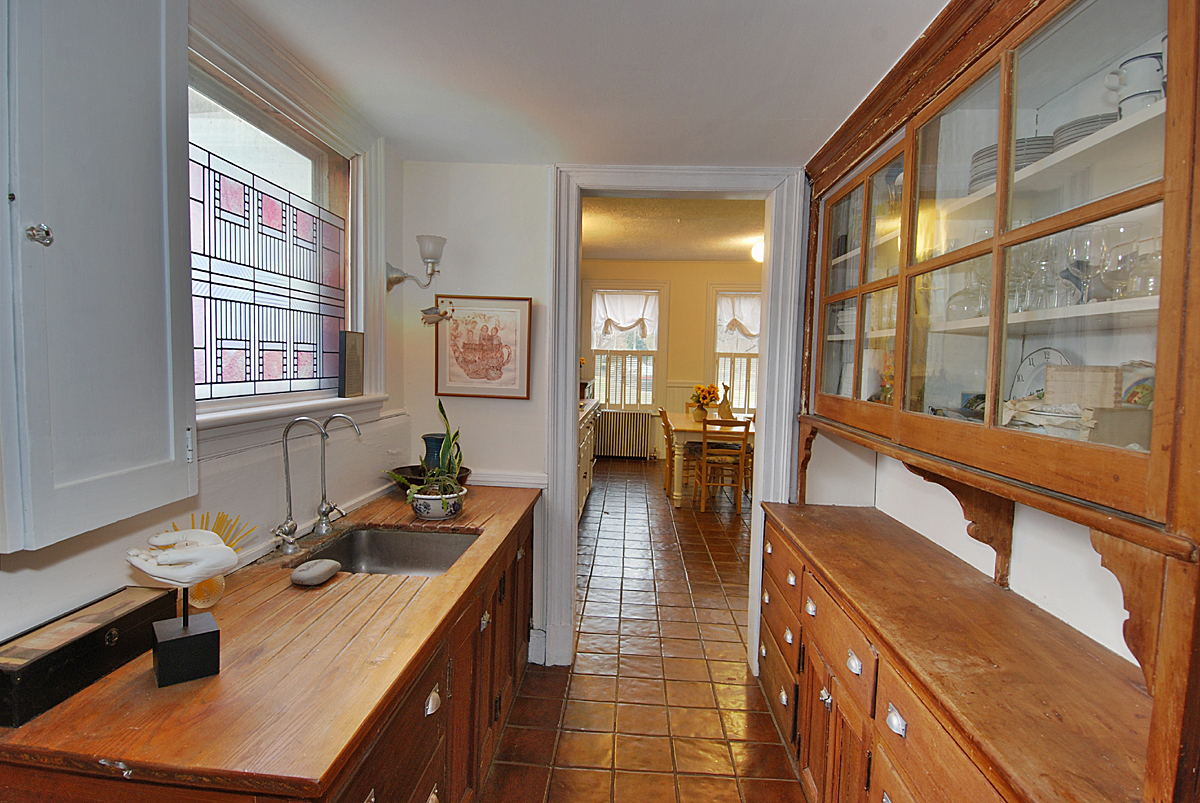143 Gerdes Road New Canaan, CT 06840 - Photo 14 of 34 Butler Pantry with sink