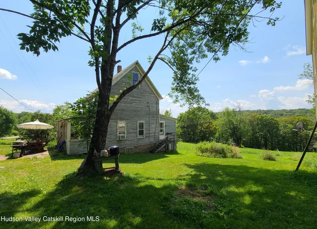 a view of a house with a yard