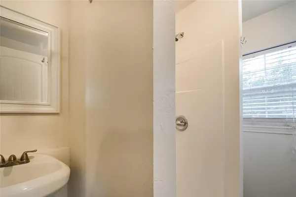 $1,200 | 814 West College Street, Sherman, TX 75092