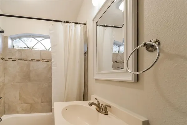 $1,200 | 814 West College Street, Sherman, TX 75092