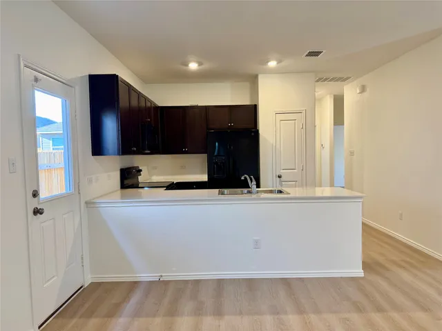 $1,650 | 345 The Bad Way, Jarrell, TX 76537