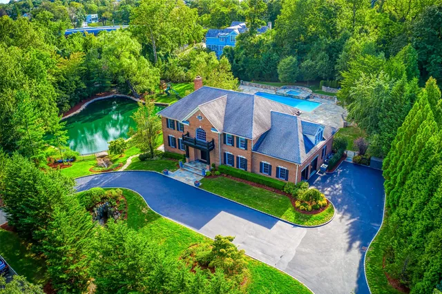 $6,200,000 | 9 Stream Court, Great Neck, NY 11023