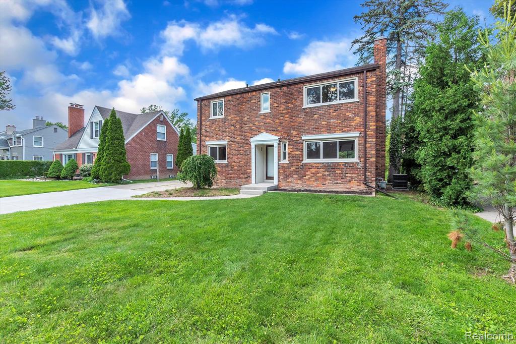 1058 Roslyn Road Grosse Pointe Woods, MI 48236 - Photo 3 of 43
