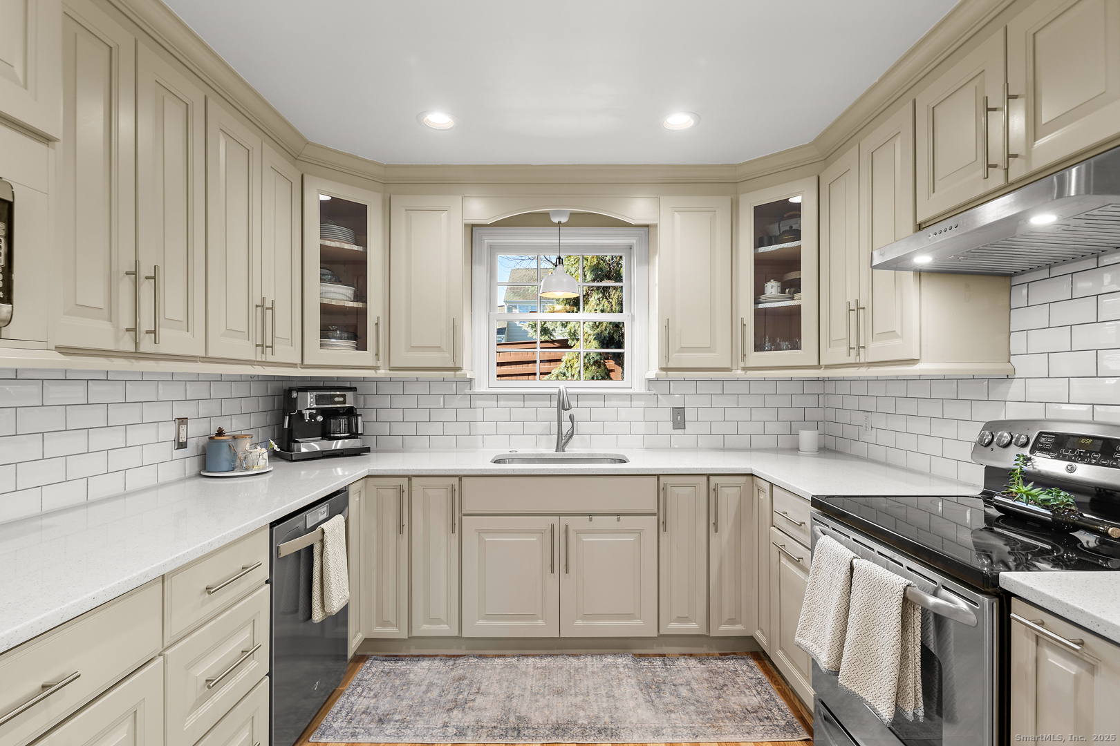 77 Maple Street Darien, CT 06820 - Photo 8 of 23