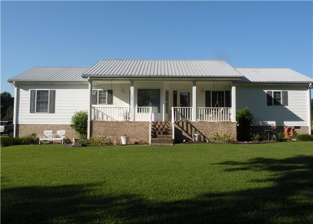 186 Roberts Road Portland, TN 37148 - Photo 1 of 20 a front view of house with yard and green space
