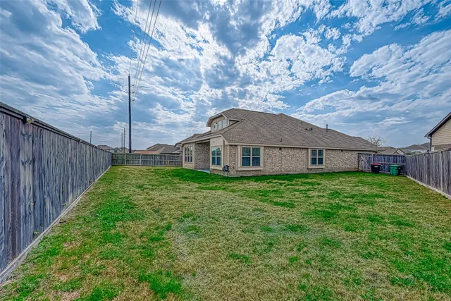 a view of a house with backyard and garden