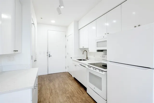 $2,077 | 253 Academy Street, Unit 503, Jersey City, NJ 07306
