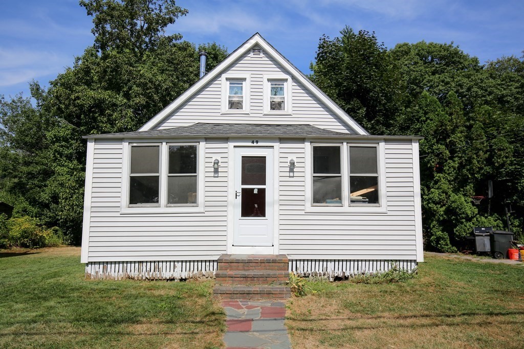49 Rabbit Road Salisbury, MA 01952 - Photo 4 of 29 a view of a house with yard and a garden