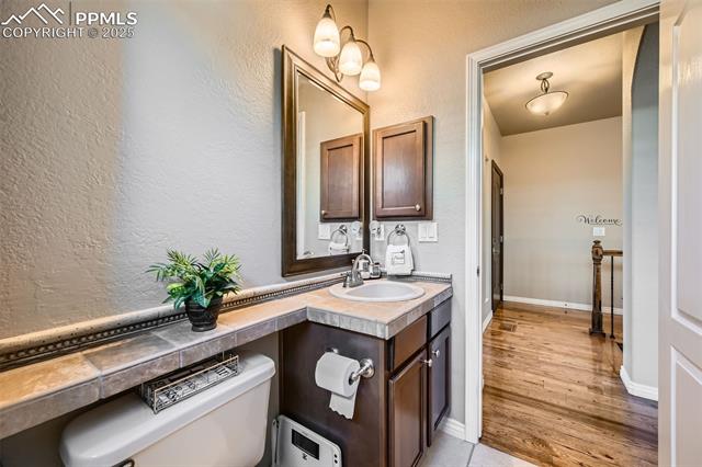 2553 Cinnabar Road Colorado Springs, CO 80921 - Photo 19 of 27 2nd bathroom with tub/shower combo on main level