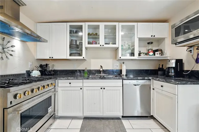 a view of a house with backyard and trees