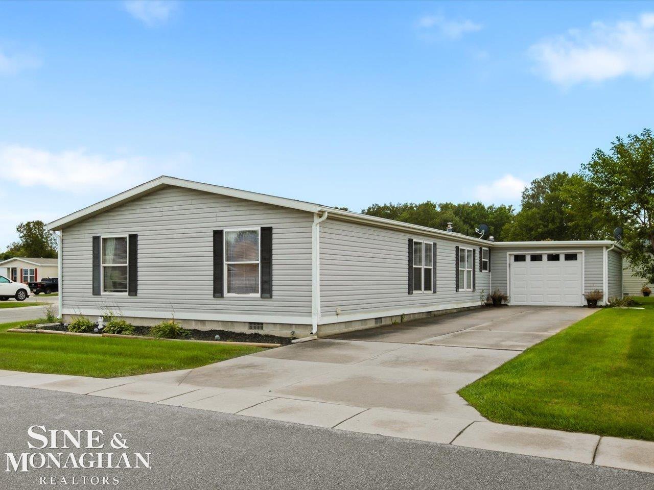 3211 Keewahdin Road Fort Gratiot, MI 48059 - Photo 3 of 26 50222327-dd9225b5-64e4-4285-8c86-7b9fd75acbee.JPG