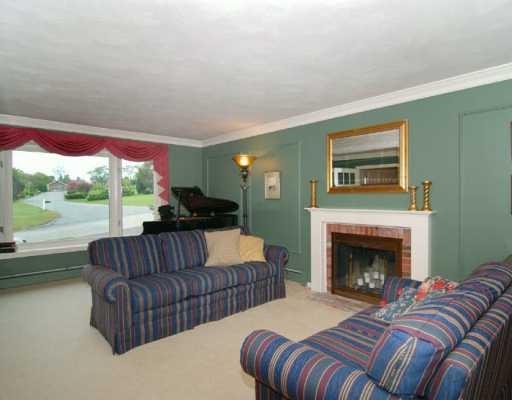 156 Lepes Road Portsmouth, RI 02871 - Photo 4 of 8 Living Room.