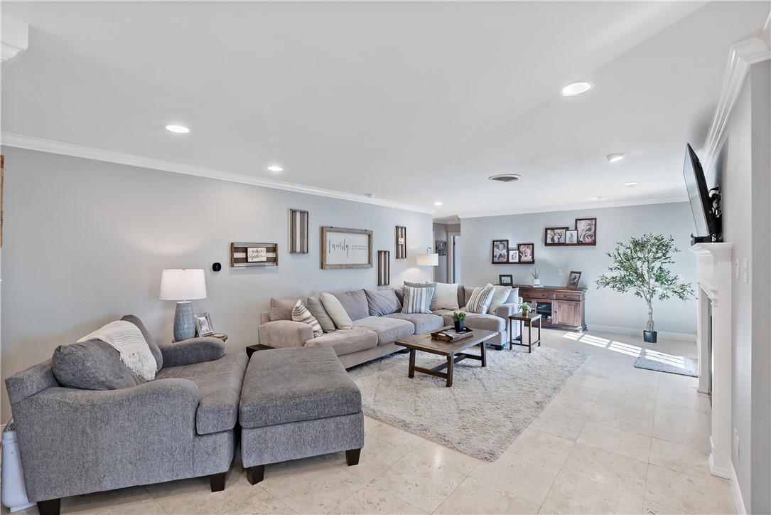507 Crescent Drive Bryan, TX 77801 - Photo 19 of 41 a living room with furniture and a potted plant
