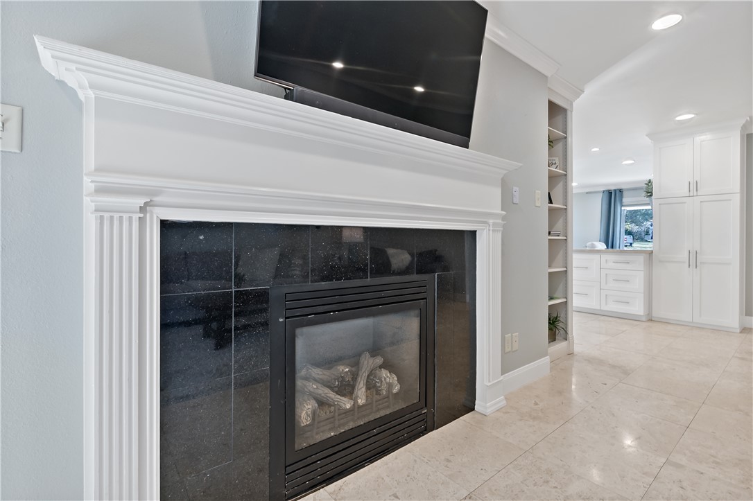 507 Crescent Drive Bryan, TX 77801 - Photo 24 of 41 a living room with a fireplace