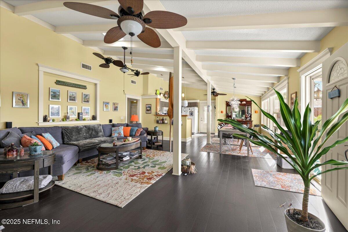 802 Lemon Avenue Crescent City, FL 32112 - Photo 6 of 46 a living room with furniture