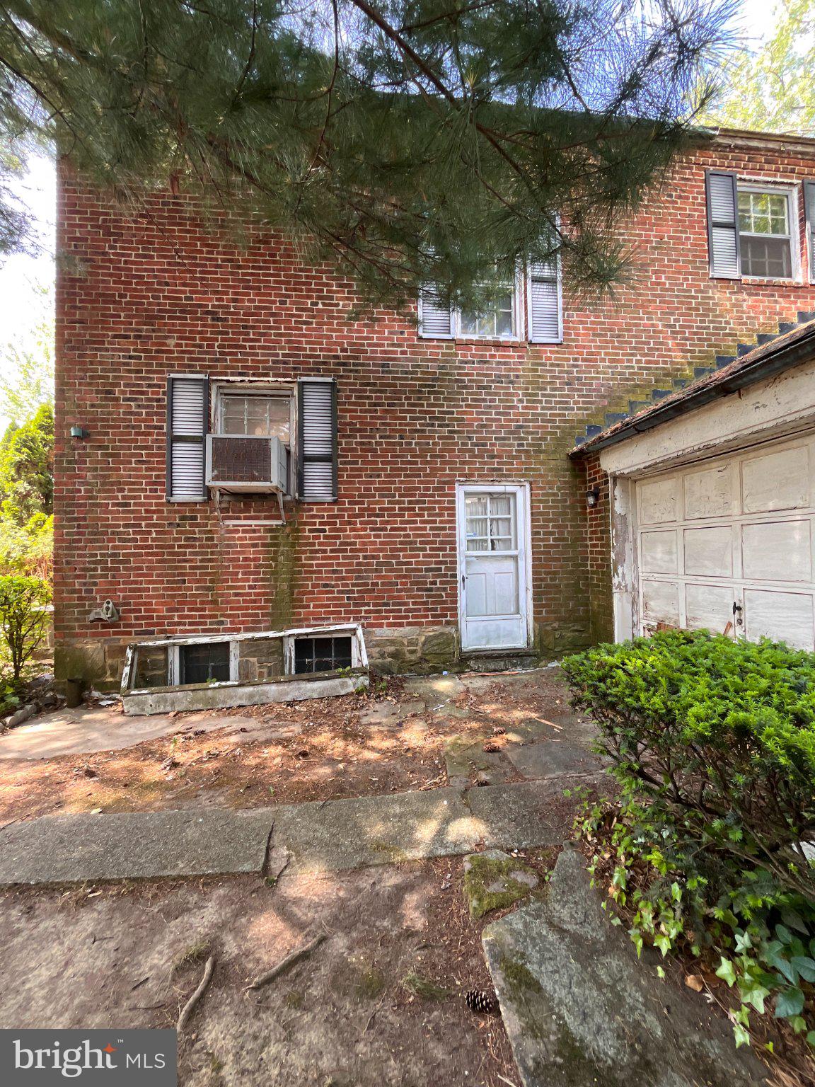 5906 Ayleshire Road Baltimore, MD 21239 - Photo 32 of 41 Side entrance and attached garage.
