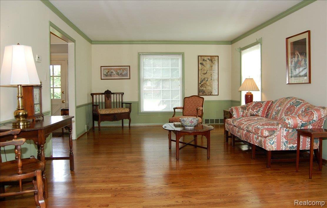 32433 Red Clover Road Farmington, MI 48334 - Photo 3 of 15 Living Room