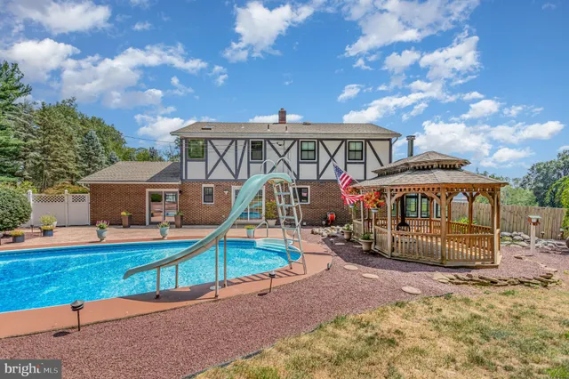 $695,000 | 965 North College Street, Myerstown, PA 17067