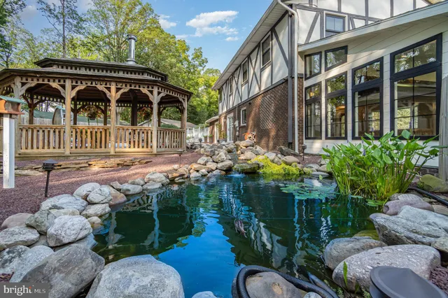 $695,000 | 965 North College Street, Myerstown, PA 17067