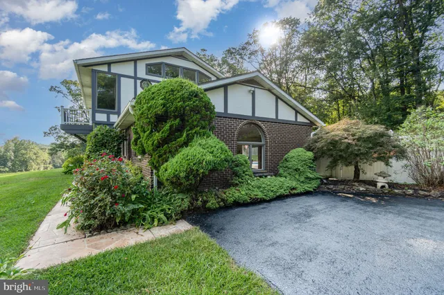 $695,000 | 965 North College Street, Myerstown, PA 17067