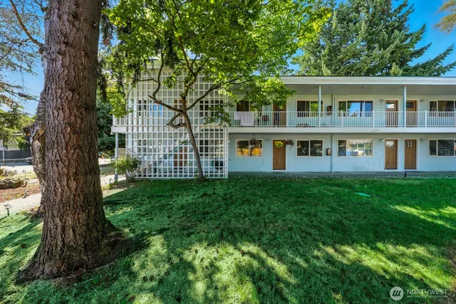 a view of house with a yard