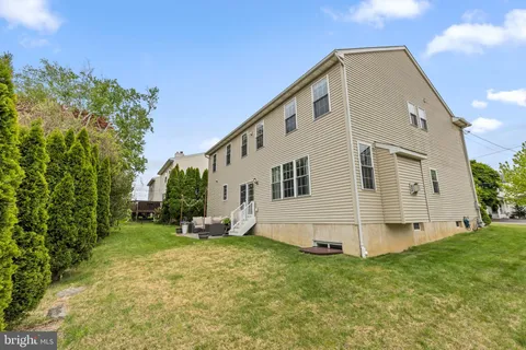 a view of a house with backyard