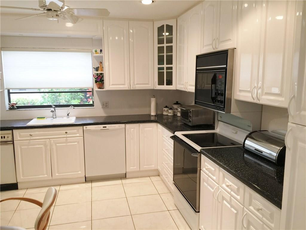 21925 Arriba Real, Unit 19A Boca Raton, FL 33433 - Photo 23 of 35 Kitchen