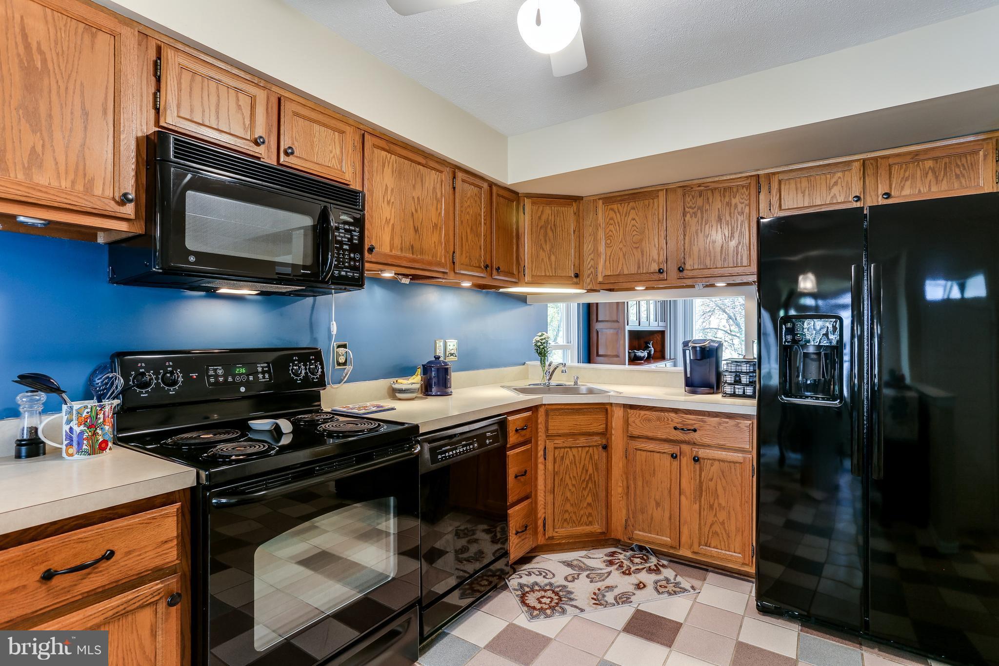 5431 Vantage Point Road Columbia, MD 21044 - Photo 3 of 29 a kitchen with a sink stove and microwave