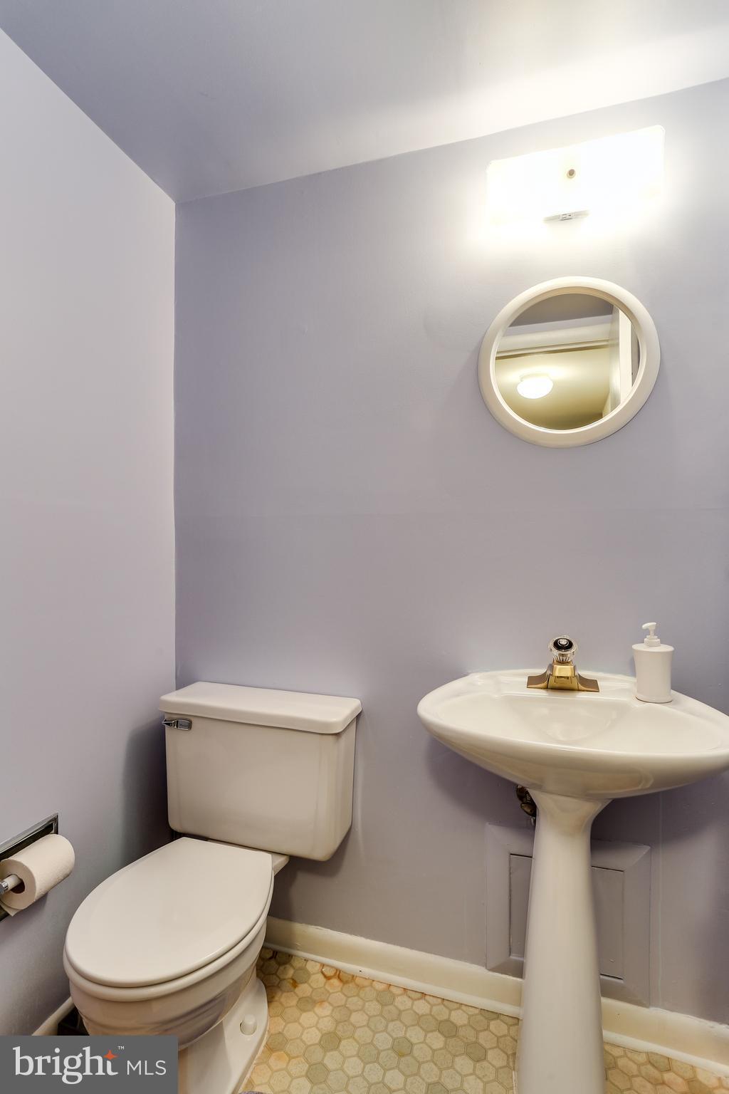 5431 Vantage Point Road Columbia, MD 21044 - Photo 22 of 29 a bathroom with a toilet a sink and mirror