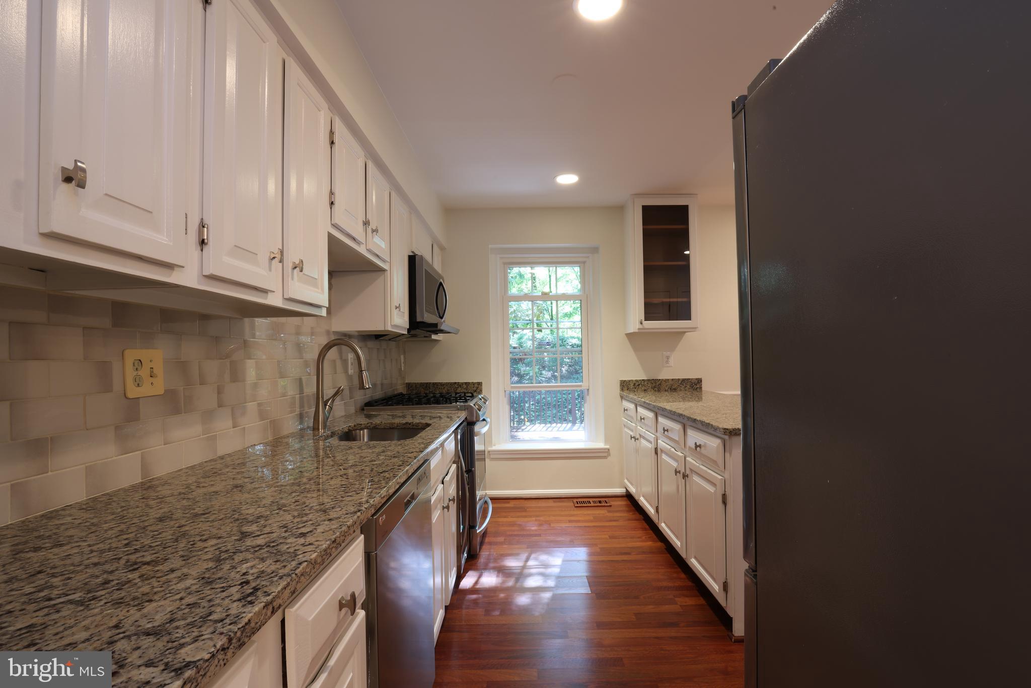 2184 Pond View Court Reston, VA 20191 - Photo 9 of 34