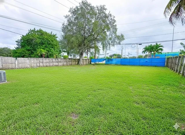 a view of a house with backyard and garden