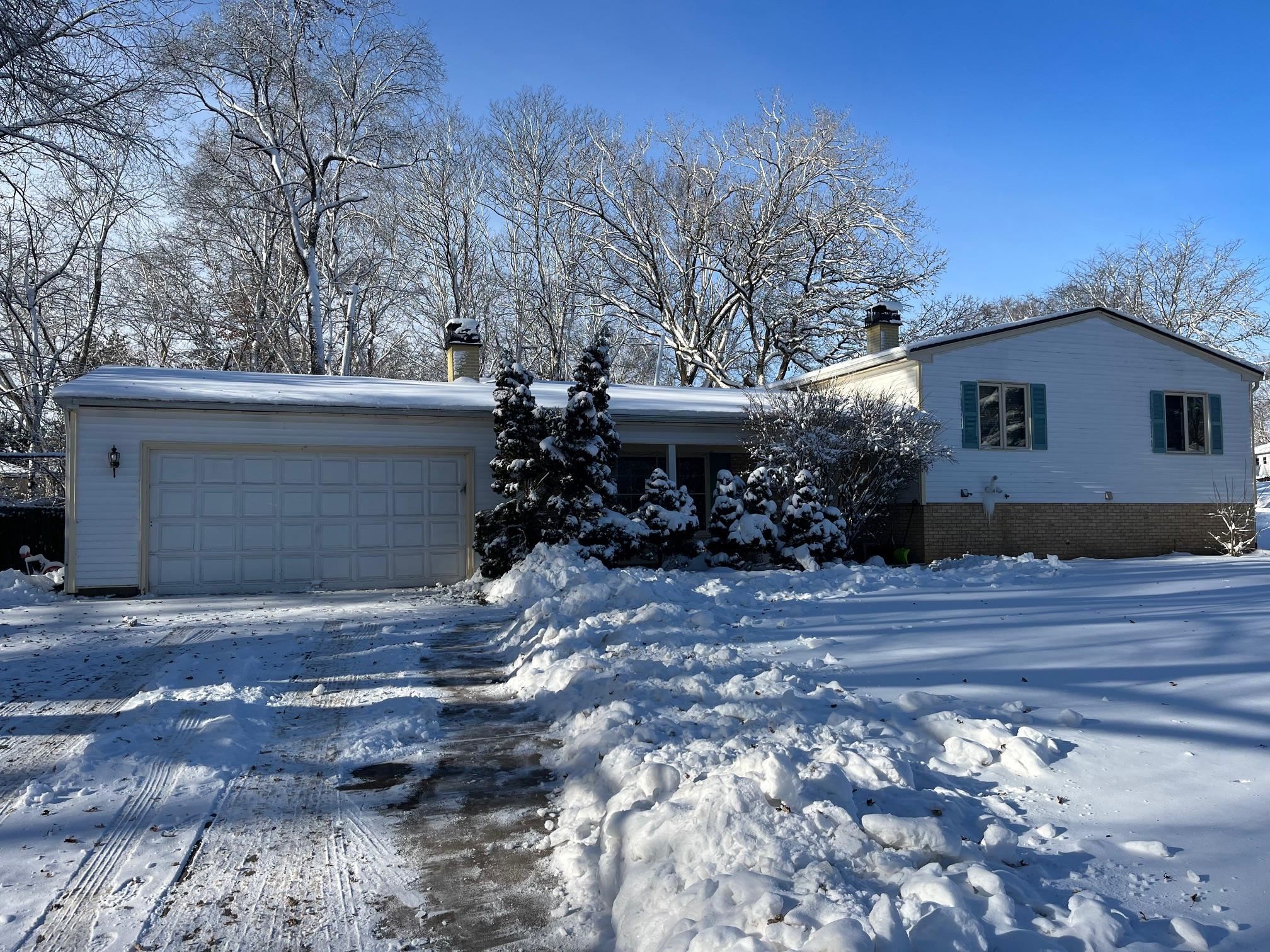 4909 Mohawk Road Rockford, IL 61107 - Photo 41 of 44 a front view of a house with garden