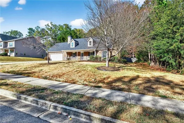 a view of a house with a yard