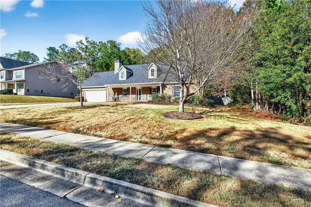 a view of a house with a yard