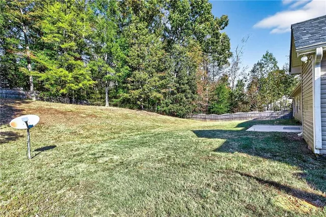 a view of a backyard