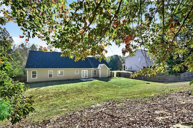 a view of yard with green space