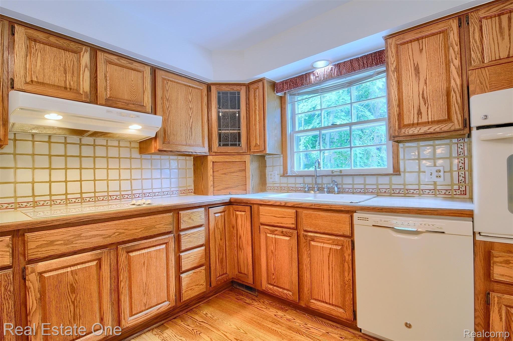 483 Willow Tree Lane Rochester, MI 48306 - Photo 19 of 47 Kitchen with Oak Cabinets