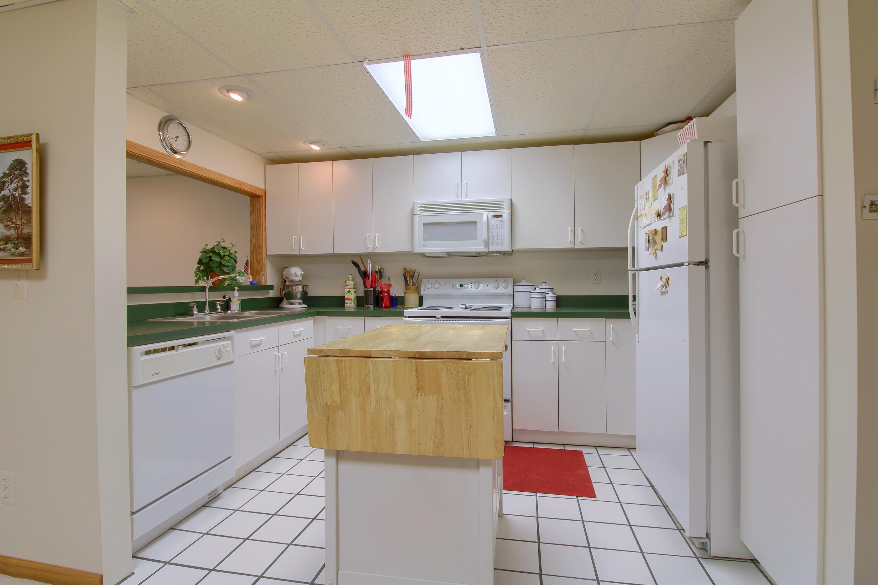 290 Edington Circle Canton, MI 48187 - Photo 27 of 34 24-Finished-Lower-Level-Kitchen