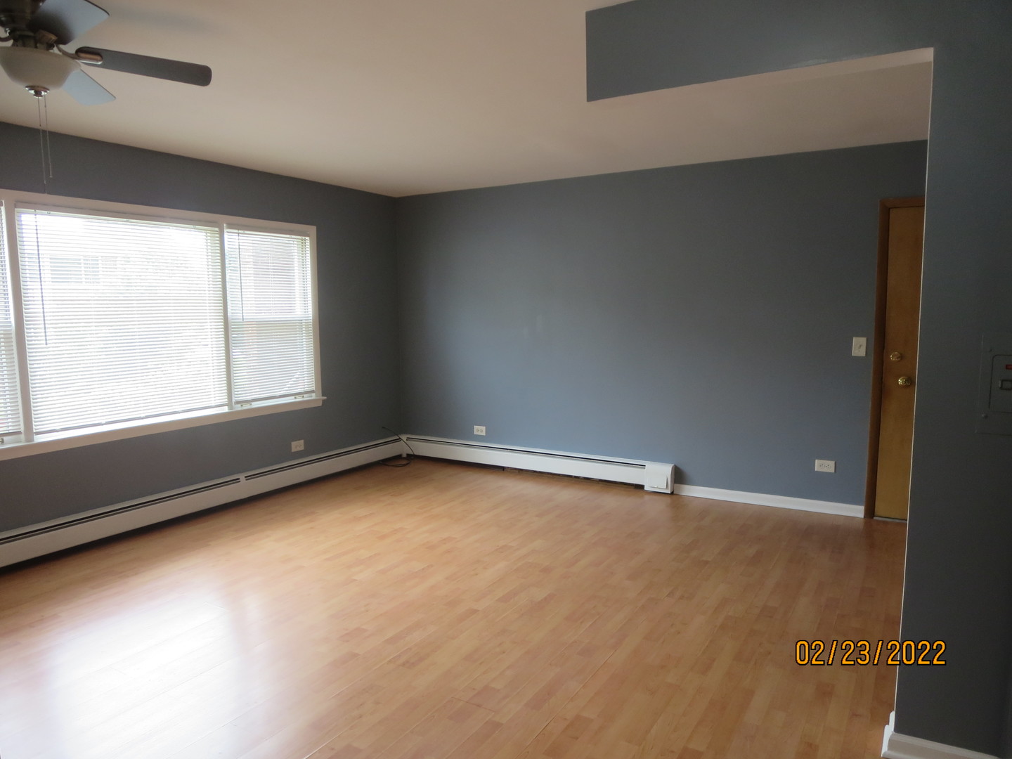 720 North Western Avenue, Unit 5 Park Ridge, IL 60068 - Photo 3 of 9 an empty room with a window