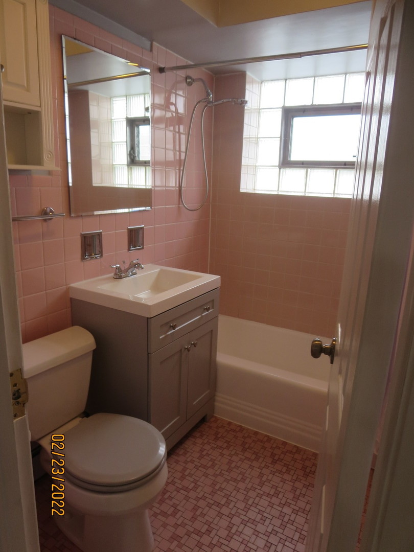 720 North Western Avenue, Unit 5 Park Ridge, IL 60068 - Photo 7 of 9 a bathroom with a sink toilet and shower