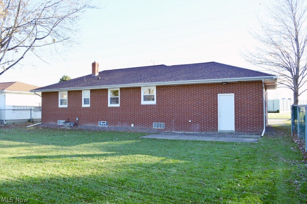 1712 Meister Road Lorain, OH 44053 - Photo 4 of 17 Large fenced in backyard & all new windows 2014!