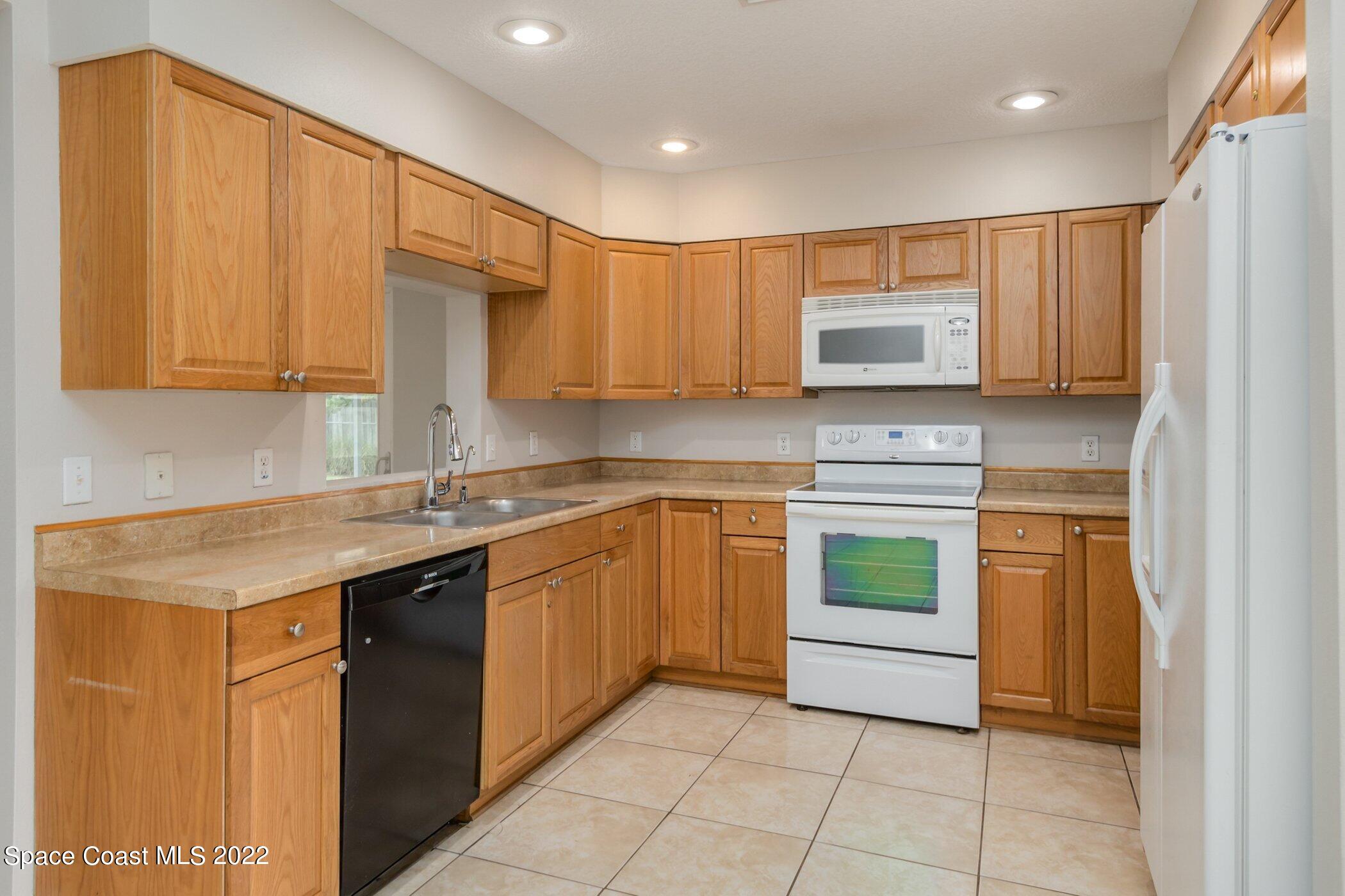 919 Commerce Road Southeast Palm Bay, FL 32909 - Photo 4 of 36 Spacious Kitchen
