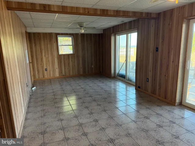 a view of entryway with window